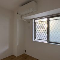 茅ヶ崎市柳島海岸の売買物件/洋室その①｜リビングと反対側なので少し暗いです