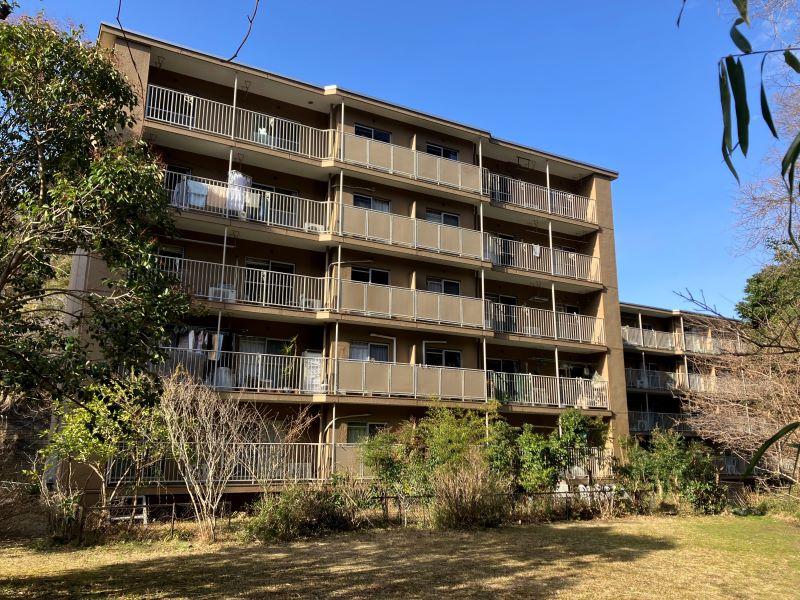鎌倉市梶原五丁目の賃貸物件/外観｜ベランダ側は芝生の広場に面しています。鳥や虫がご近所さん。