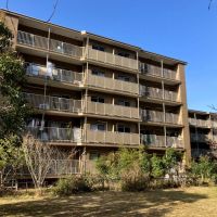 鎌倉市梶原五丁目の賃貸物件/外観｜ベランダ側は芝生の広場に面しています。鳥や虫がご近所さん。