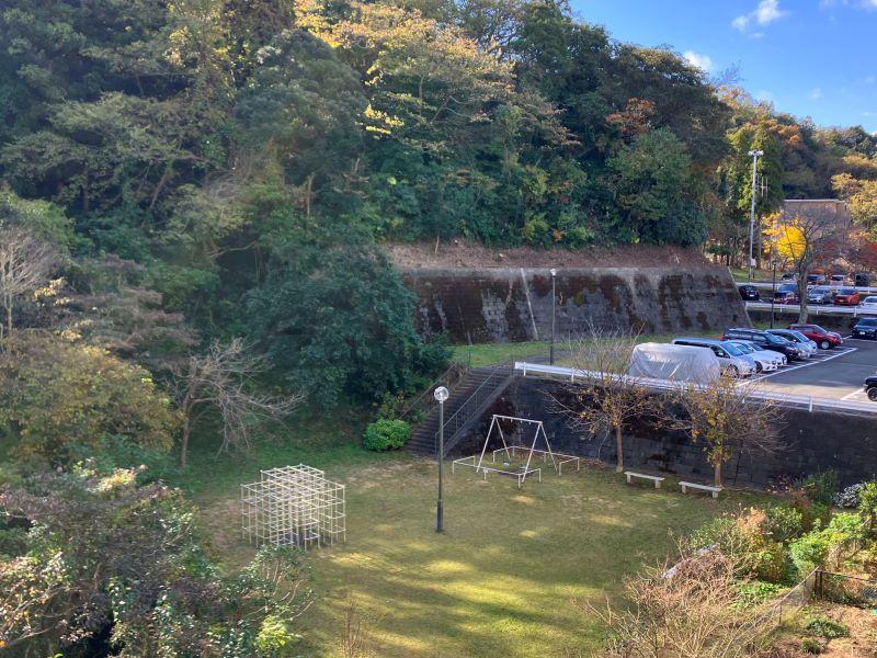 鎌倉市梶原五丁目の賃貸物件/眺望｜バルコニーからは公園も見えます。(2024年11月撮影)