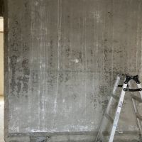 鎌倉市梶原五丁目の賃貸物件/工事中｜コツコツ塗装をはがして現れたコンクリートの壁。