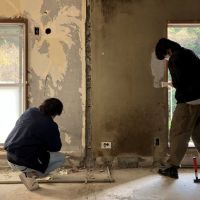 鎌倉市梶原五丁目の賃貸物件/工事中｜クロスと塗装はがしも自分達で。はがし作業に裏技は存在せず、ただただやるのみということを学ぶ。