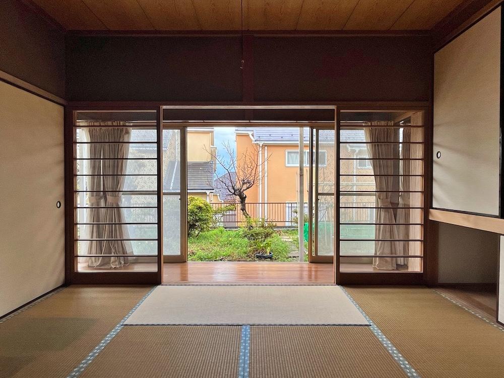 横浜市金沢区富岡西１丁目の売買物件/1階の和室。本文にある私の妄想では、ここが客間となり、へべれけになった友人たちが雑魚寝することになる部屋です。起き抜けに庭に出ればそこには池が！？