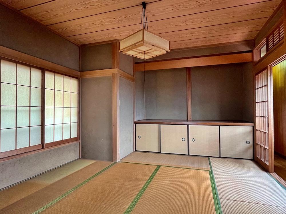 横浜市金沢区富岡西１丁目の売買物件/2階の和室。どこか料亭の個室のような設えが素敵です。ここから隣にあるプレイルームへの襖はなぜかガラス入りの建具であることが、この家が普通じゃないことを決定付けていると私は思うのです。
