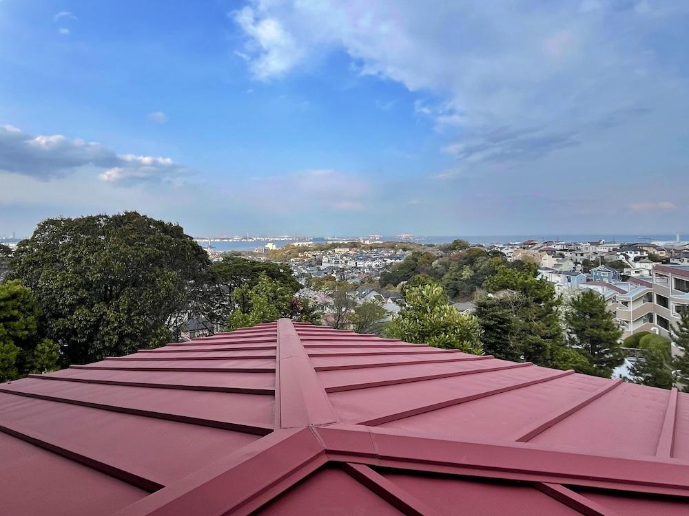 横浜市金沢区富岡西１丁目の売買物件/2階から本牧エリアを望む。横浜・本牧の湾岸エリアの夜景がどんなものか気になって仕方がありません！ちなみに足元に広がる緑は公園の緑です。そうなのです、この家は眺望を遮る建物が少ないのです。