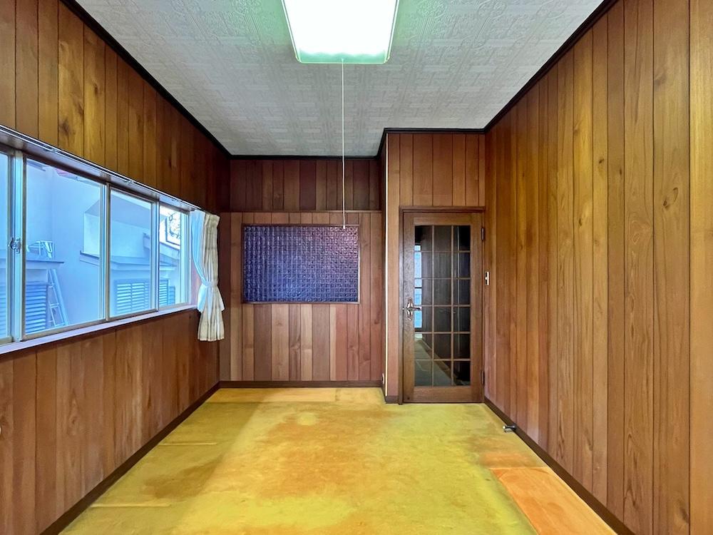 横浜市金沢区富岡西１丁目の売買物件/1階玄関脇の洋室｜ここが当時の応接間だったのでしょう。せっかくなんで在宅ワークスペースにしてみたい