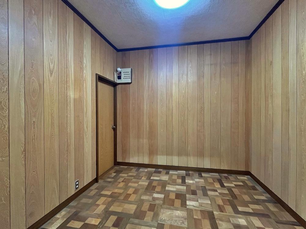 横浜市金沢区富岡西１丁目の売買物件/1階の窓のない部屋。ここは納戸扱いが良いと思います。