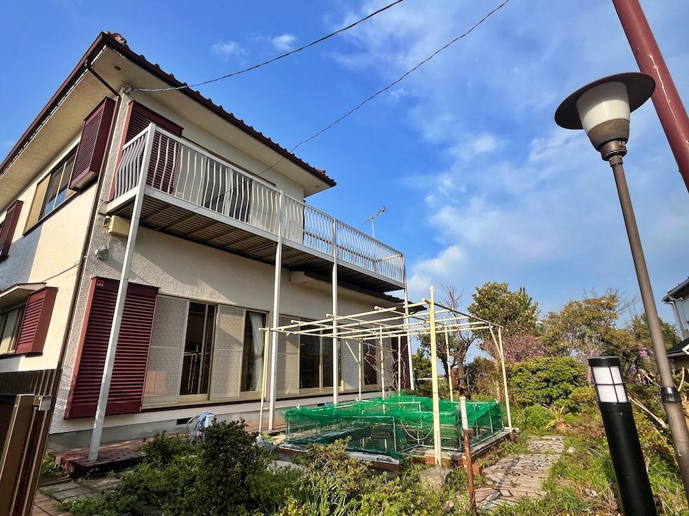 横浜市金沢区富岡西１丁目の売買物件/池にはネットがかかっています