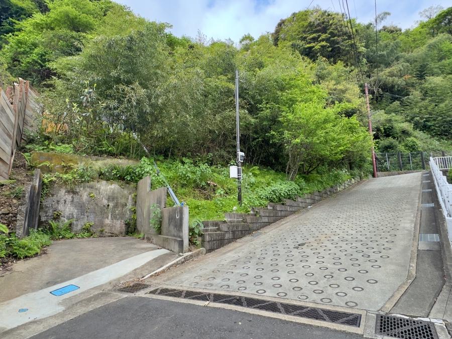 鎌倉市長谷三丁目の売買物件/前面道路と1台分の駐車スペース｜坂道の途中に敷地への入り口があります。こちらの駐車スペースは約3,000&times;約5,000