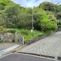 鎌倉市長谷三丁目の売買物件/前面道路と1台分の駐車スペース｜坂道の途中に敷地への入り口があります。こちらの駐車スペースは約3,000&times;約5,000