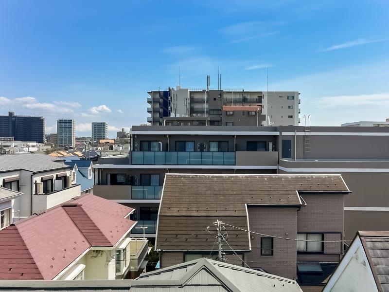 藤沢市片瀬海岸二丁目の売買物件/バルコニーからの眺望。4階なので抜け感があります