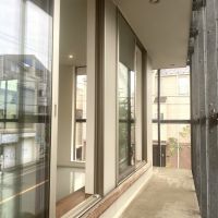 鎌倉市長谷一丁目の賃貸物件/LDKと銅メッシュの間のスペース│植物を置いたり、椅子を置いてみたり工夫できそう