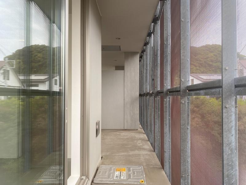 鎌倉市長谷一丁目の賃貸物件/東側バルコニー│奥に進むと洋室とつながります