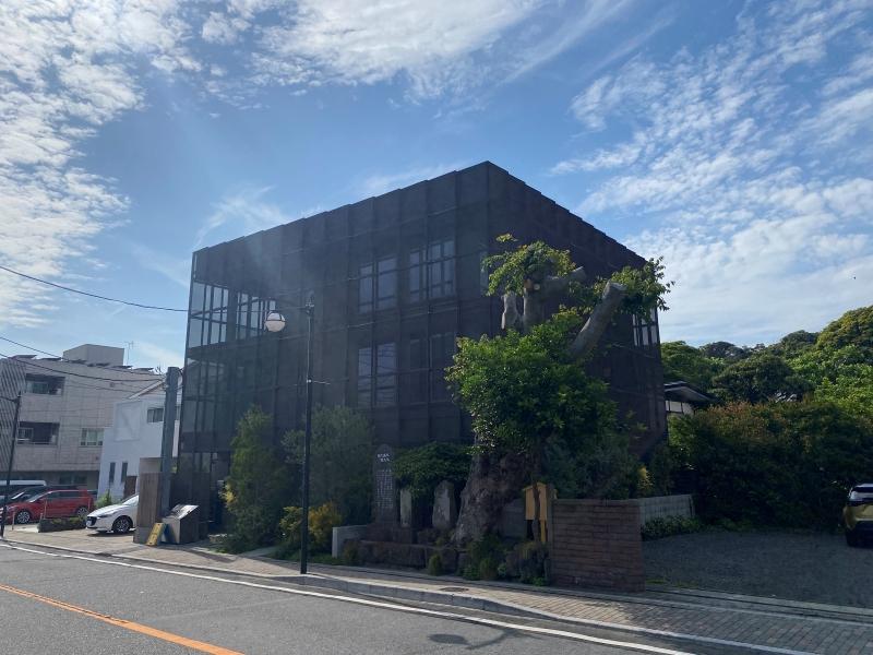 鎌倉市長谷一丁目の賃貸物件/外観│銅のメッシュに覆われた外観がなんとも印象的