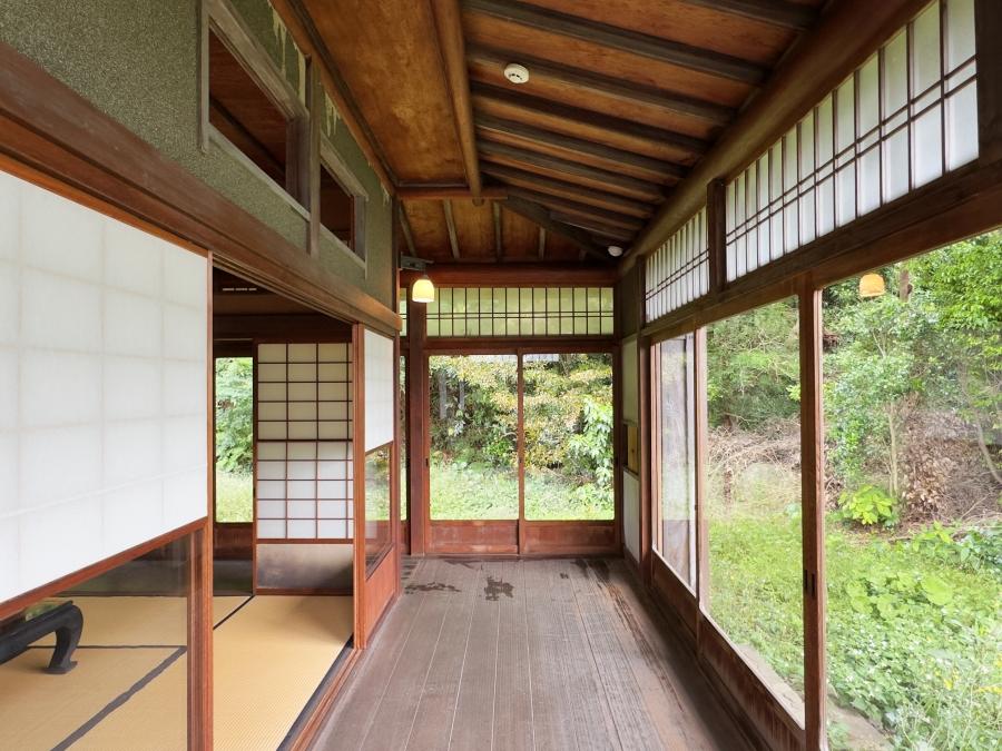 葉山町下山口の売買物件/広縁｜食事したりくつろいだりと縁側の用途だけでなく和室の延長として設計されたのでしょうか