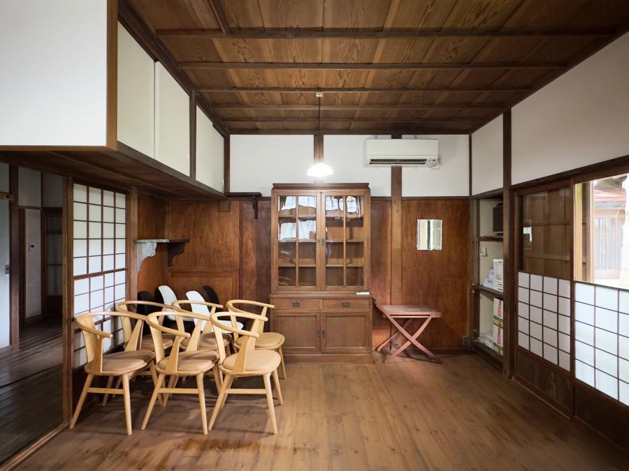 葉山町下山口の売買物件/母屋のキッチン｜天井が高く広い空間