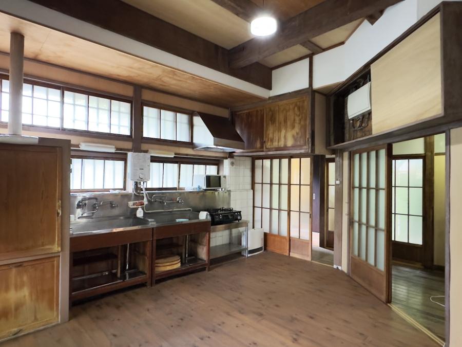 葉山町下山口の売買物件/母屋のキッチン｜現代のシステムキッチンではありませんが、こちらの方がワイワイやれて楽しそう