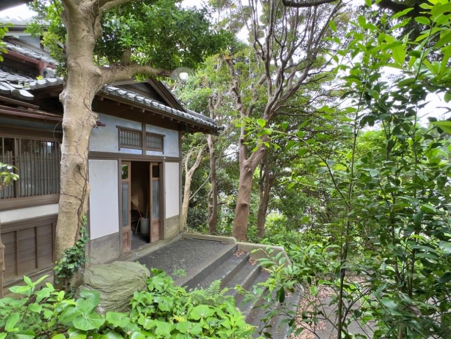 葉山町下山口の売買物件/母屋のキッチンから玄関を望む｜客人が来たことをすぐに把握するための間取りでしょうか