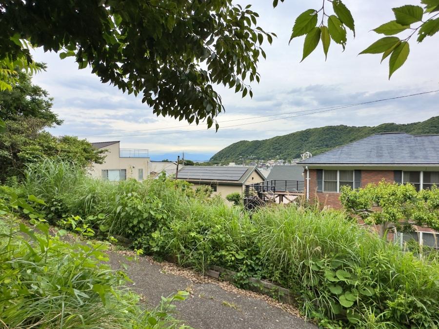 葉山町下山口の売買物件/敷地から街並みを見下ろす｜向こうの山には遠藤新の設計した「加地邸（かちてい）」が建っています