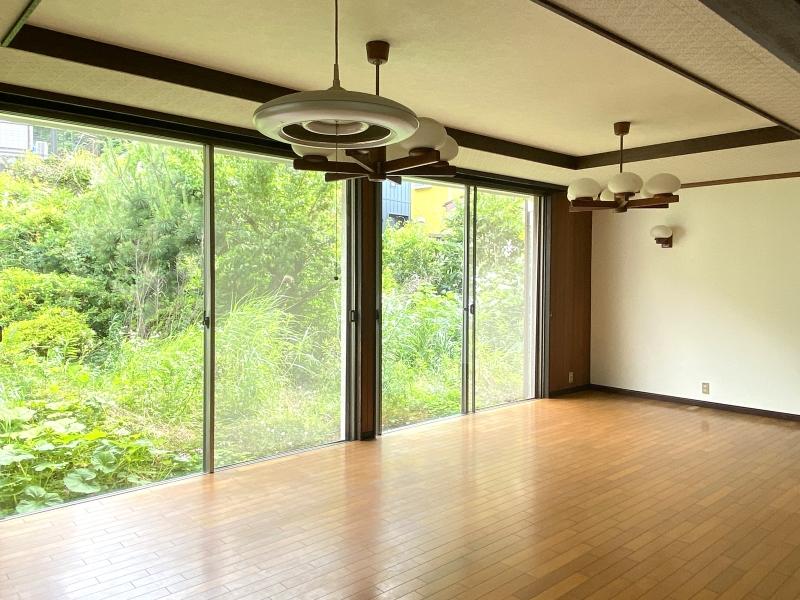 鎌倉市十二所の賃貸物件/大きな窓から緑たっぷりの庭へ、ひとつづきのような空間が広がります。