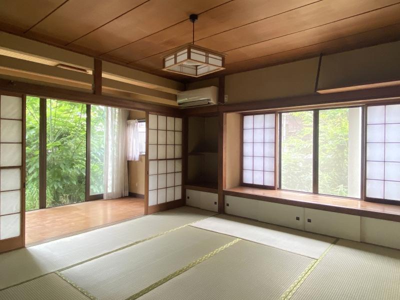 鎌倉市十二所の賃貸物件/1階和室8帖│畳のにおいに包まれます。室内からも庭の様子が見えて、耳を澄ませると鳥のさえずりや小川の流れる音が聴こえてきます