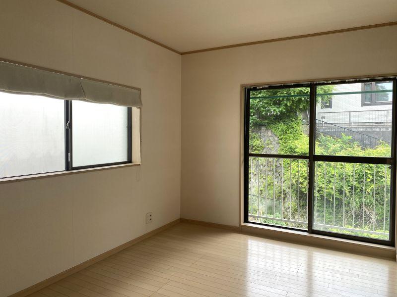 鎌倉市十二所の賃貸物件/2階洋室6帖│二面採光で、バルコニー付き
