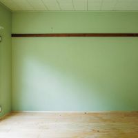 鎌倉市梶原五丁目の賃貸物件/洋室１｜玄関に一番近い部屋。壁と天井は既存の上からグリーンで塗装。柔らかい表情になりました。