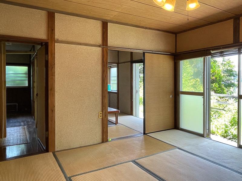 葉山町堀内の売買物件/畳は板間に掃き出し窓は交換を勧めます
