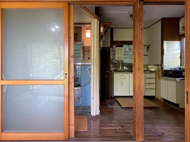 葉山町堀内の売買物件/居間から台所、風呂場方向