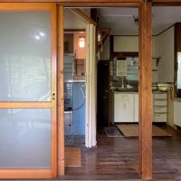 葉山町堀内の売買物件/居間から台所、風呂場方向
