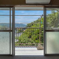 葉山町堀内の売買物件/2階4.5帖洋室からの眺め。さわやかな風が吹き込んできます。朝はじつに気持ちいい