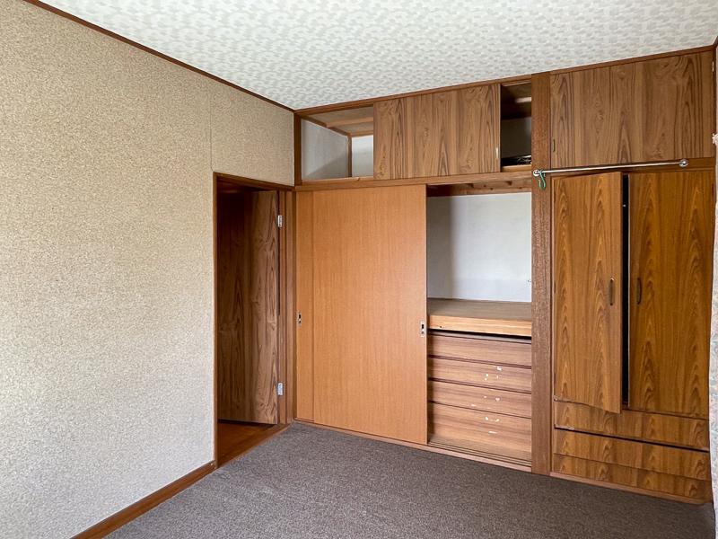 葉山町堀内の売買物件/東側6帖洋室の収納