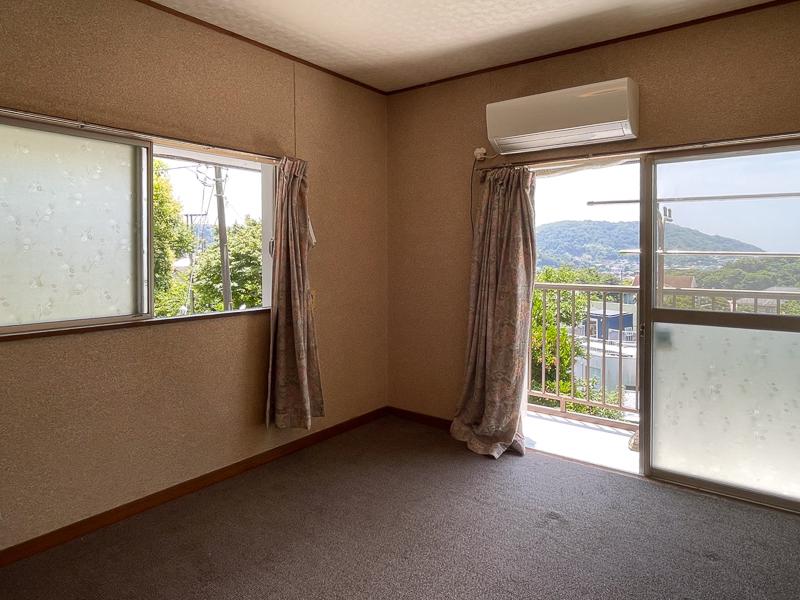 葉山町堀内の売買物件/東側の部屋も2面窓で眺めは良い
