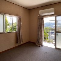 葉山町堀内の売買物件/東側の部屋も2面窓で眺めは良い