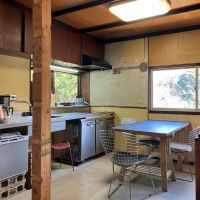 鎌倉市扇ガ谷四丁目の賃貸物件/キッチン｜シンクとIHヒーター、小さいながらも食洗器と冷蔵庫あり。調理器具や食器類もある程度あります。