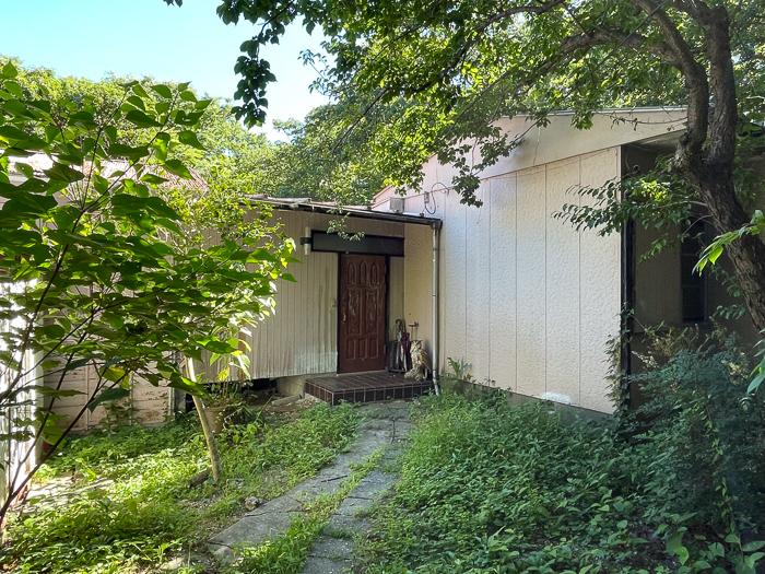 葉山町下山口の売買物件/古家の裏口