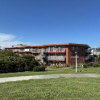 鎌倉市由比ガ浜四丁目の賃貸物件/海浜公園から見たマンションの外観