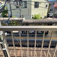 鎌倉市由比ガ浜三丁目の賃貸物件/バルコニーからの眺望｜利用客にお気をつけてと手を振りたくなります
