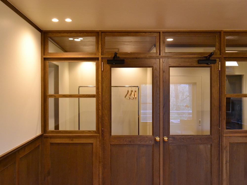 箱根町強羅の売買物件/洋室8.8帖｜廊下との間はこんな建具で仕切られています