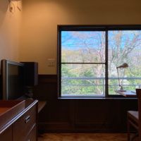 箱根町強羅の売買物件/洋室8.8帖｜室内と窓の景色との関係