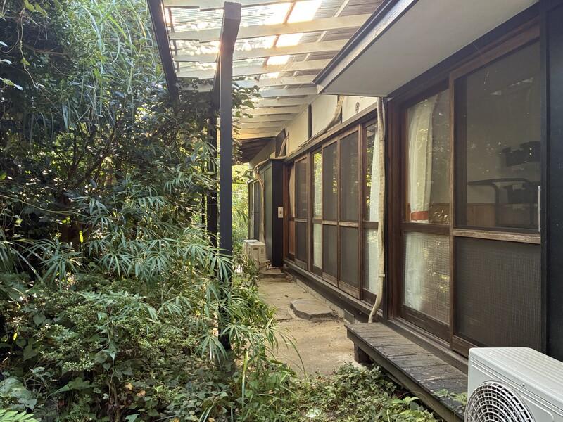 鎌倉市山崎の賃貸物件/縁側。もりもりと元気な雑草たち（夏の様子です）