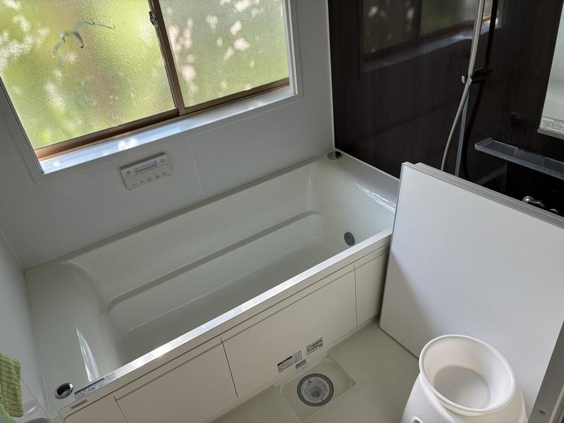 鎌倉市山崎の賃貸物件/浴室はゆったりと。窓があるのも嬉しい
