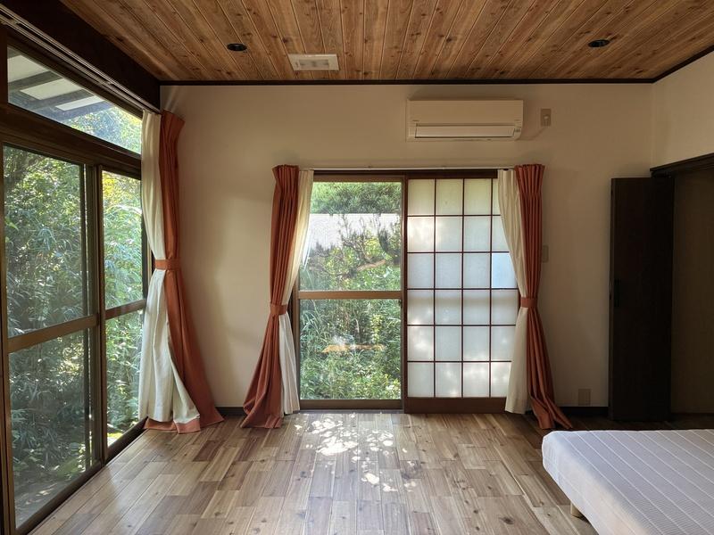 鎌倉市山崎の賃貸物件/105号室（8帖の部屋）。庭の緑を感じます