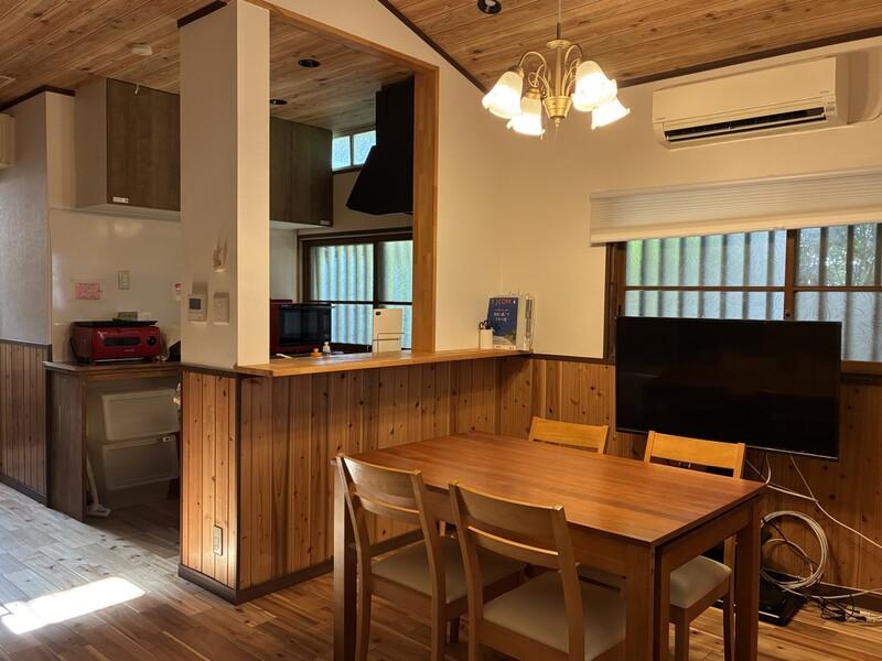 鎌倉市山崎の賃貸物件/共用のDK。天井は梁を現しにしたデザインで、解放感もあります