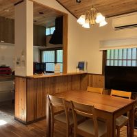 鎌倉市山崎の賃貸物件/共用のDK。天井は梁を現しにしたデザインで、解放感もあります