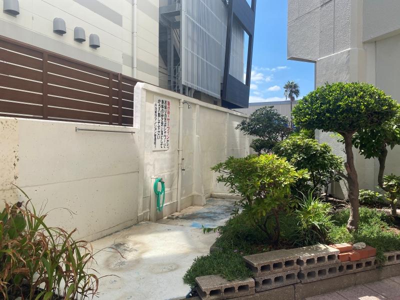 藤沢市片瀬海岸二丁目の売買物件/共有部│砂汚れは洗い落としてから入館しましょう