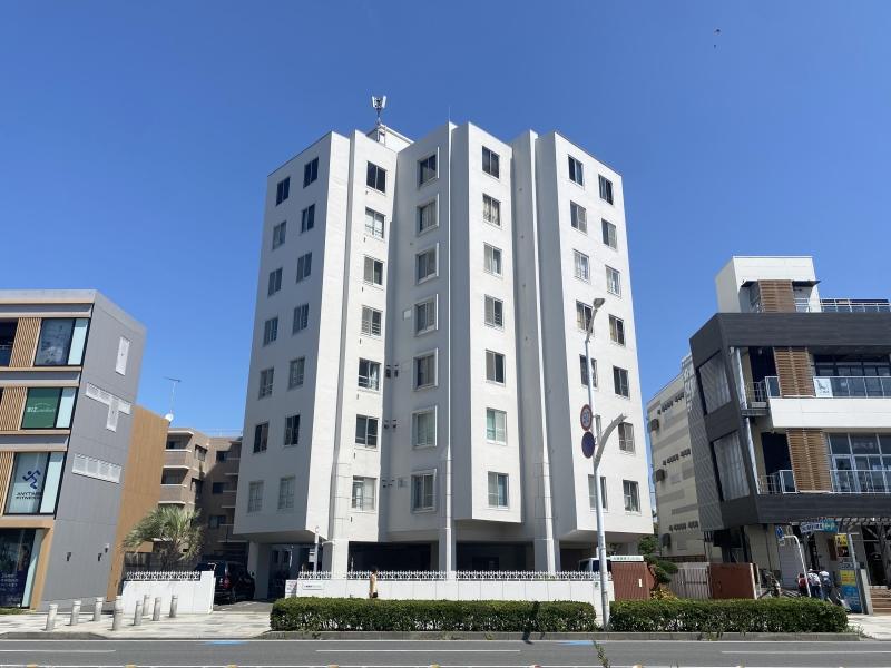 藤沢市片瀬海岸二丁目の売買物件/134号線に対して斜めに並んだ壁面│青空に映える白い外壁、かっこいい