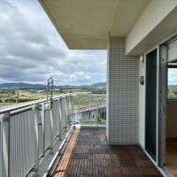 三浦市初声町下宮田の売買物件/西側のバルコニー。少し奥行があるのがいい
