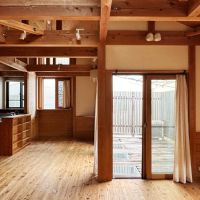 藤沢市鵠沼藤が谷三丁目の売買物件/リビングダイニング｜掃き出し窓の向こうにはウッドデッキ