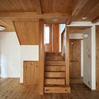 藤沢市鵠沼藤が谷三丁目の売買物件/1階洋室｜階段の先は玄関です。玄関と洋室の間にはドアがないんです